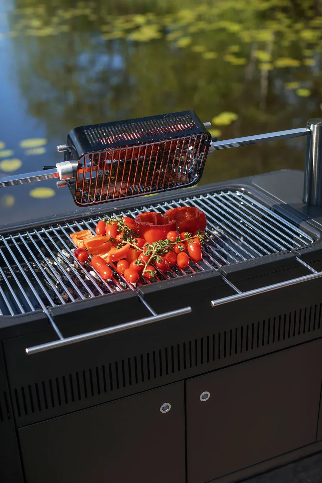 Everdure EHUB2B HUB™ Electric Ignition Charcoal Barbeque (Black)