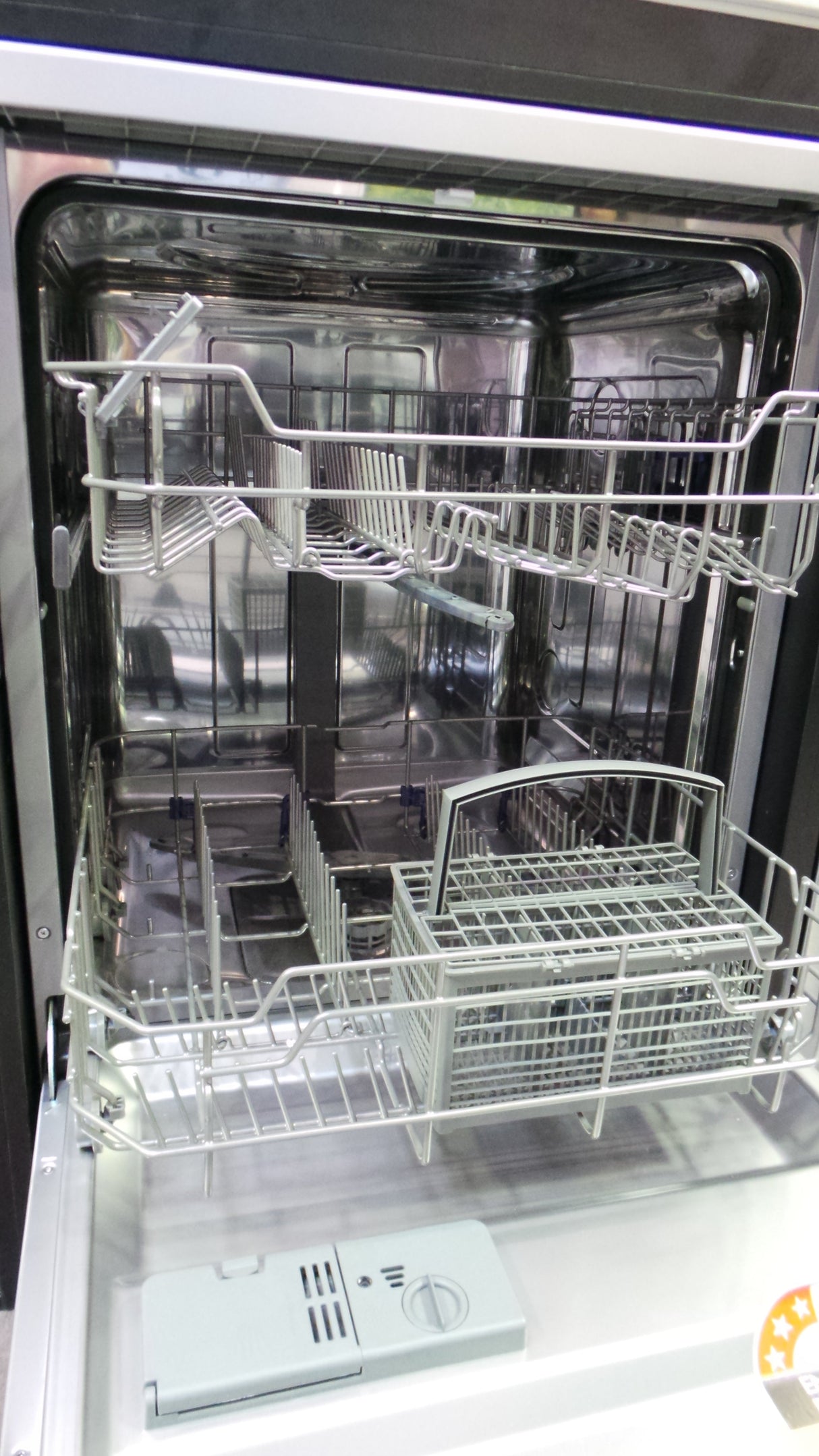 Kleenmaid DW6020XB 60cm Black Stainless Steel Free Standing or Build-Under Dishwasher